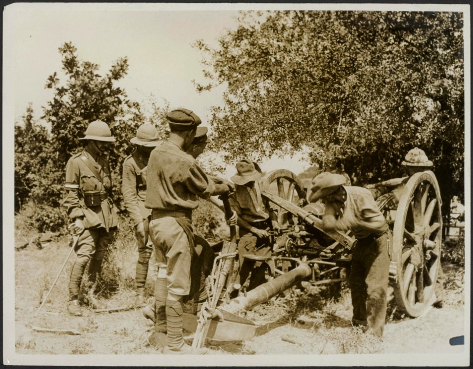 Repairing the damage in a field workshop. Brig. general Gay standing by, Bestanddeelnr 158-2189