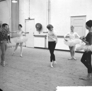 Repetitie Nederlands Ballet. Toni Lander doet een danspas voor, Bestanddeelnr 912-6024