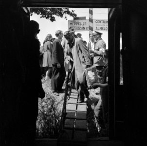 Repatriaten worden in het buitengebied van Zwolle in een vrachtwagen geholpen, Bestanddeelnr 900-4816 photo