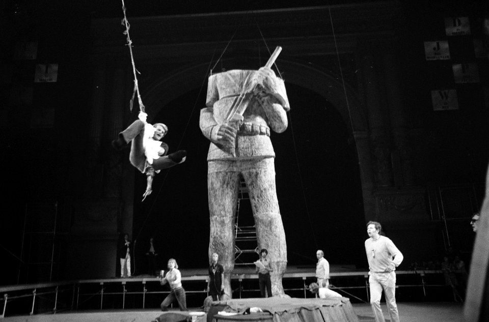 Repetitie met het decorstuk, het beeld van Che Guevara, Bestanddeelnr 922-5465