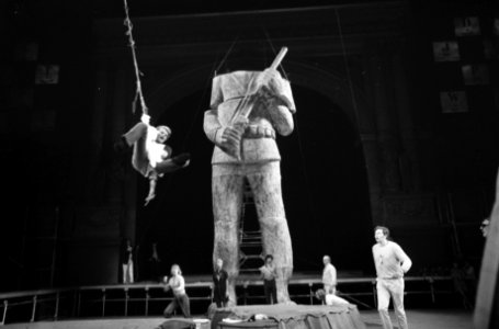 Repetitie met het decorstuk, het beeld van Che Guevara, Bestanddeelnr 922-5465