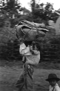 Repatrianten naar Republikeins gebied. Vrouw met kind in slendang en bagage op h, Bestanddeelnr 461-4-4