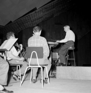 Repetitie van een orkest, vermoedelijk het Israël Philharmonic Orchestra in het , Bestanddeelnr 255-1743