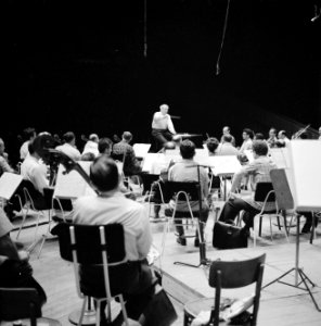 Repetitie van een orkest, vermoedelijk het Israël Philharmonic Orchestra in het , Bestanddeelnr 255-1736