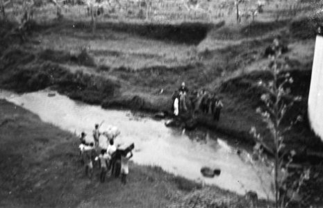 Repatrianten naar Republikeins gebied moeten met bagage een beek (demarcatielijn, Bestanddeelnr 461-1-3