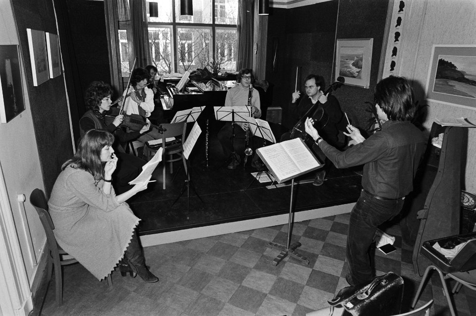 Repetitie van het Arcadi-ensemble in gebouw De Suite in Amsterdam, Bestanddeelnr 931-2691
