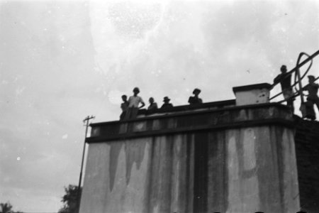 Repatrianten naar Republikeins gebied moeten met bagage een beek (demarcatielijn, Bestanddeelnr 461-3-6