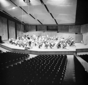 Repetitie van een orkest, vermoedelijk het Israël Philharmonic Orchestra in het , Bestanddeelnr 255-1735