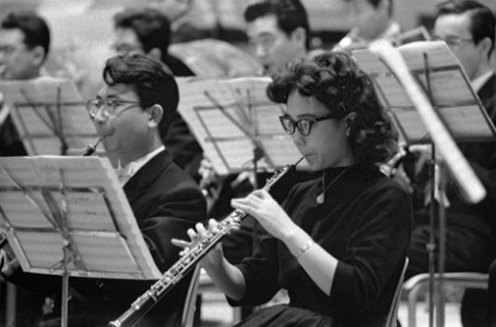 Repetitie Tokyos Philharmonisch orkest te Den Haag , strijkersgroep tijdens de r, Bestanddeelnr 911-7367