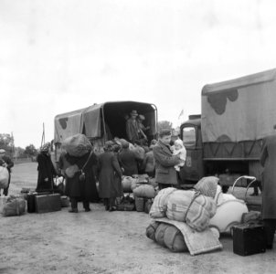 Repatrianten met bagage bij vrachtwagens, Bestanddeelnr 900-5037 photo