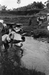 Repatrianten naar Republikeins gebied moeten met bagage een beek (demarcatielijn, Bestanddeelnr 461-3-4