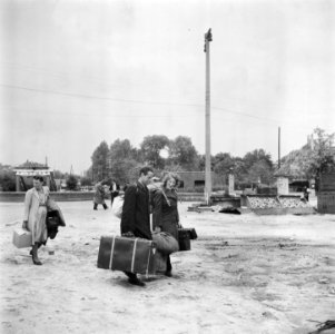 Repatrianten met bagage, Bestanddeelnr 900-5070 photo