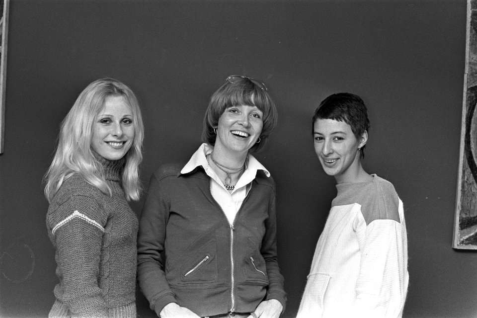 Repetities Nationaal Songfestival 1977 vlnr Bonny St Clair , presentatric, Bestanddeelnr 929-0055