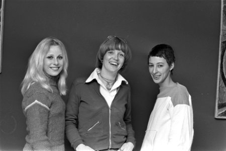 Repetities Nationaal Songfestival 1977 vlnr Bonny St Clair , presentatric, Bestanddeelnr 929-0055