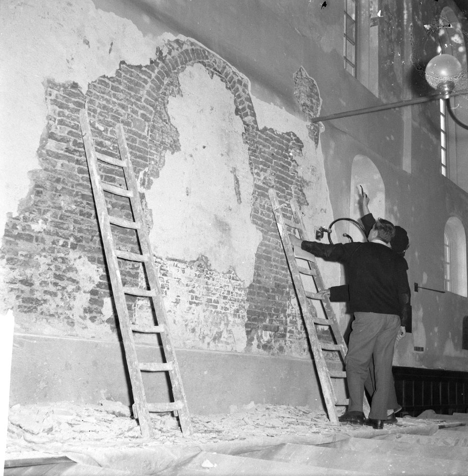 Restauratie Engelse kerk aan Begijnhof. Opdracht Trouw. Stuk muur met dichtgemet, Bestanddeelnr 913-1038