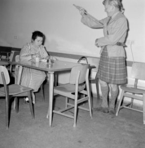 Repetitie toneelgezelschap Habima Een man in schotse kledij aan de bar in de ka, Bestanddeelnr 255-4535
