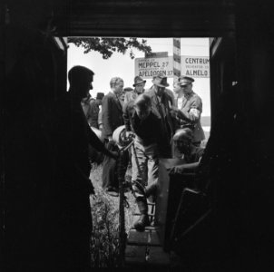 Repatriaten worden in het buitengebied van Zwolle in een vrachtwagen geholpen, Bestanddeelnr 900-4815 photo