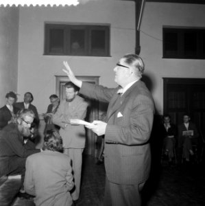 Repetitie passiespelen in Tegelen, regisseur Andre Thijssen geeft aanwijzingen, Bestanddeelnr 911-0334