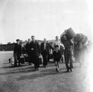 Repatrianten met bagage. Een kleine jongen in het gezelschap, Bestanddeelnr 900-5052