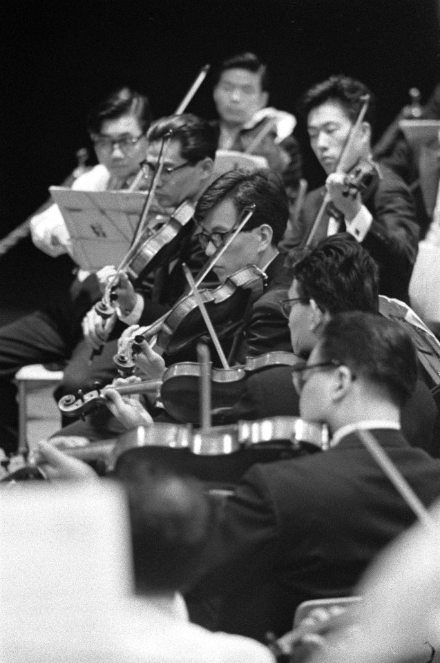 Repetitie Tokyos Philharmonisch orkest te Den Haag , de strijkersgroep tijdens d, Bestanddeelnr 911-7366