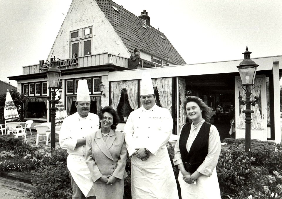 Restaurant 't Boeckaniersnest aan de Zandvoortselaan tussen Bentveld en Zandvoort. Rosetta Chielda, de nieuwe gastvrouw van 't Boeckaniersnest, geflankeerd door de koks Bart en Jan en serveerster Brig