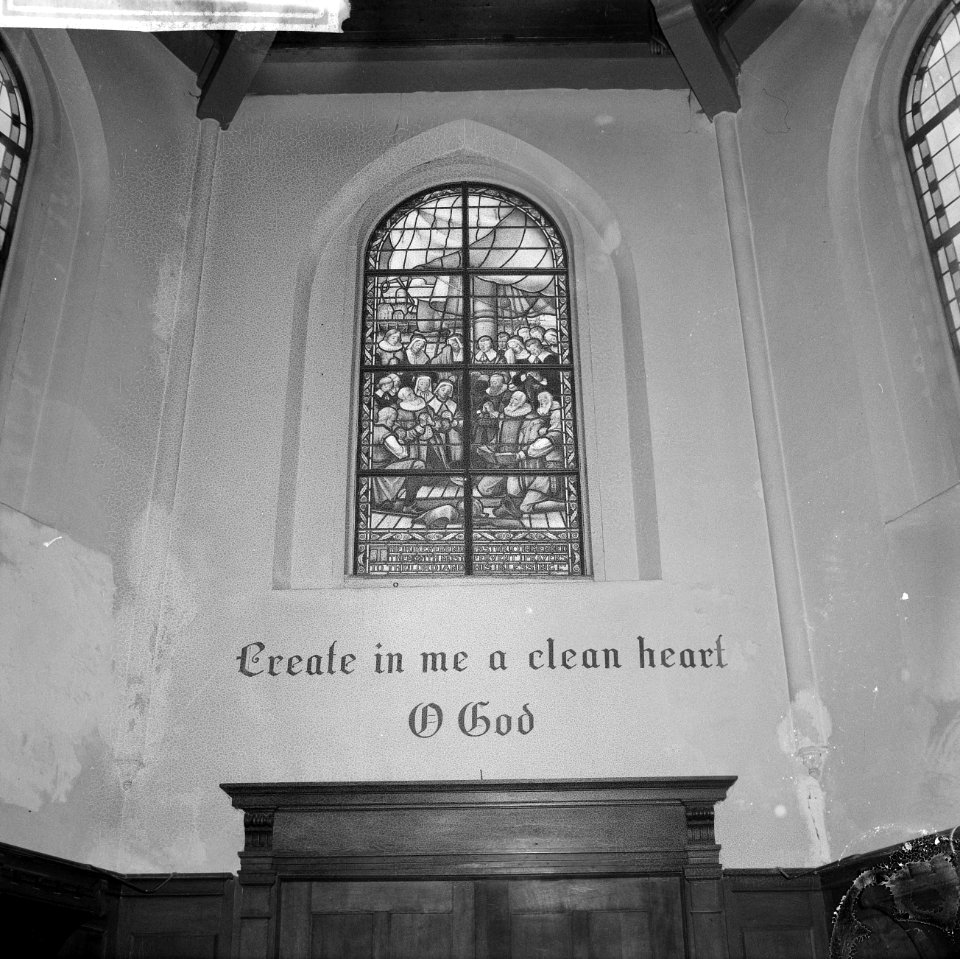 Restauratie Engelse kerk aan Begijnhof. Opdracht Trouw. Kerkvenster, Bestanddeelnr 913-1043
