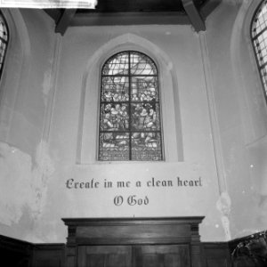 Restauratie Engelse kerk aan Begijnhof. Opdracht Trouw. Kerkvenster, Bestanddeelnr 913-1043