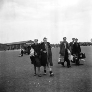 Repatrianten op een verzamelplaats met bagage, Bestanddeelnr 900-5086