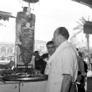 Restauranthouder bij zijn shoarma spit, Bestanddeelnr 255-6510 photo