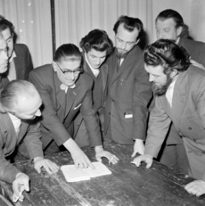 Repetitie passiespelen in Tegelen, regisseur Andre Thijssen (met bril) neemt ged, Bestanddeelnr 911-0323