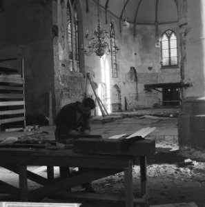 Restaurateur aan het werk in de oude dorpskerk te Voorburg, Bestanddeelnr 918-3983