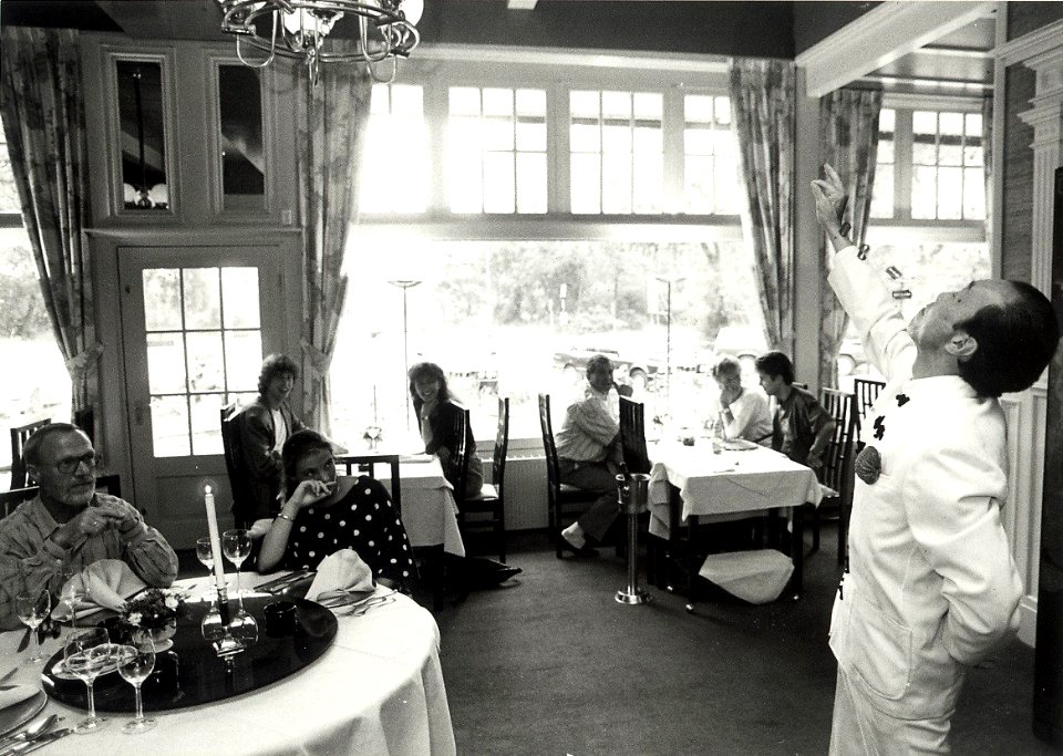 Restaurant Amazing Azia aan de Zeeweg 3. Optreden van een Chinese gochelaar. Aangekocht in 1990 van United Photos de Boer bv. - Negatiefnummer 30973 k 9-9 a. - Gepubliceerd in het Haarlems Dagblad van