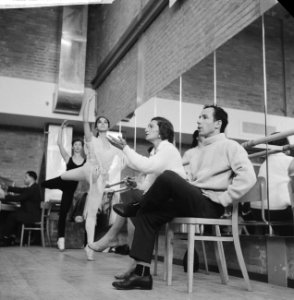 Repetitie Nationaal Ballet Sonia Gaskell geeft aanwijzingen Naast haar balllet, Bestanddeelnr 913-1508