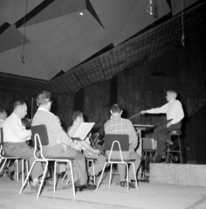 Repetitie van een orkest, vermoedelijk het Israël Philharmonic Orchestra in het , Bestanddeelnr 255-1741