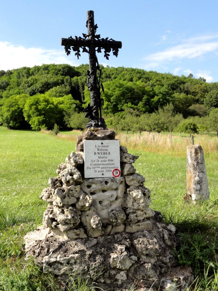 Resson (Meuse) memorial aviateur sur croix de chemin