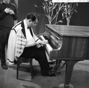 Repetitie voor programma Marinade Colea Serban aan piano, Bestanddeelnr 912-3863