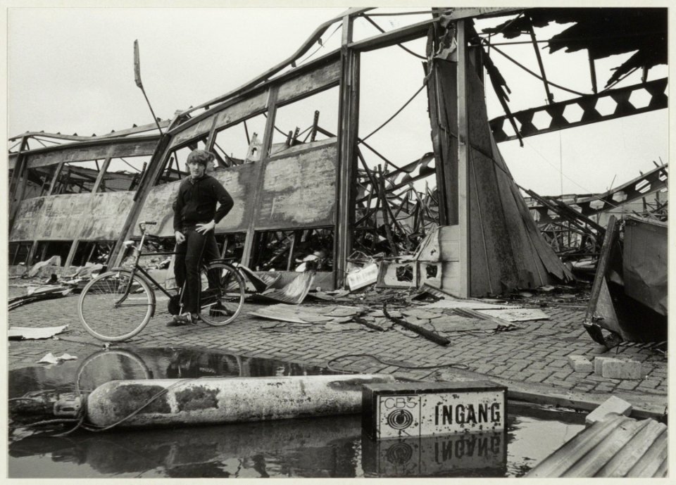 Restant van de afgebrande platenfabriek CBS. NL-HlmNHA 54025714