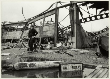 Restant van de afgebrande platenfabriek CBS. NL-HlmNHA 54025714