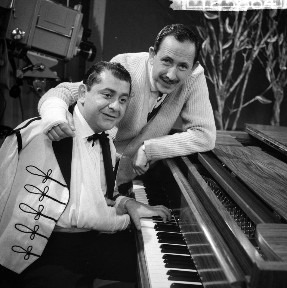 Repetitie voor programma Marinade Colea Serban aan piano, Harry de Groot staa, Bestanddeelnr 912-3864