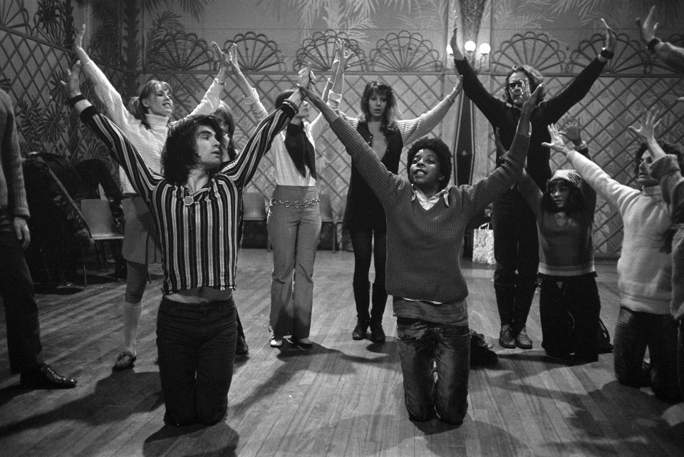 Repetities voor musical Hair in Amsterdam. Hoofdrolspeler Oliver Tobias (links, Bestanddeelnr 923-0774
