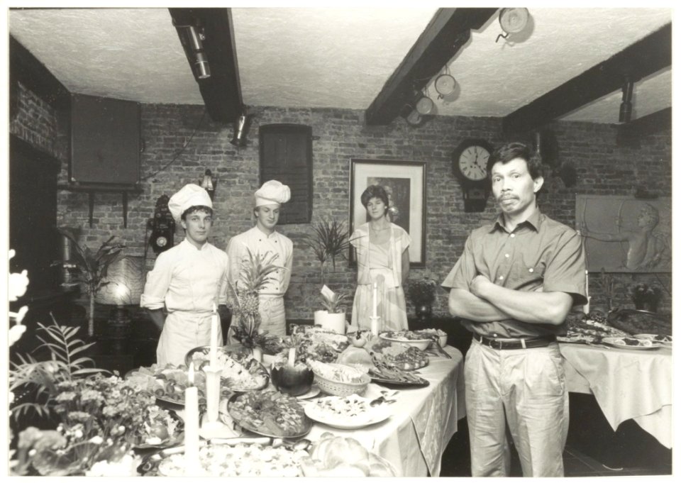 Restaurant De Gravin aan de Gravinnesteeg met de nieuwe eigenaar Peter May. NL-HlmNHA 54015574