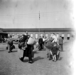 Repatrianten met bagage. Kleuter en man met bolderkar, Bestanddeelnr 900-5053 photo