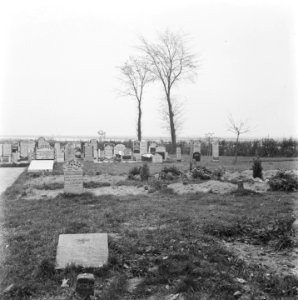 Reportage begraafplaats te Vollenhove met graven van Engelse vliegeniers, Bestanddeelnr 901-0093