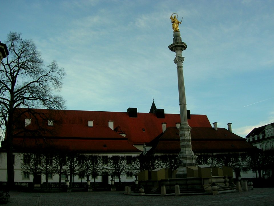 Residenzplatz Eichstätt -Kanonikatshöfe, Marienbrunnen