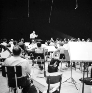 Repetitie van een orkest, vermoedelijk het Israël Philharmonic Orchestra in het , Bestanddeelnr 255-1739