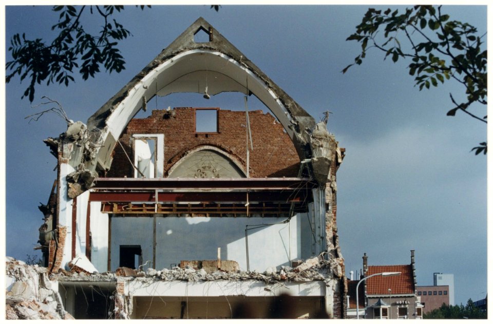 Restanten van R.K. kapel in slooppand op de Brouwerskade