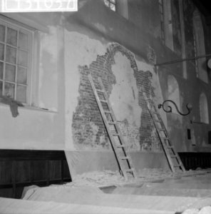 Restauratie Engelse kerk aan Begijnhof. Opdracht Trouw. Stuk muur met dichtgemet, Bestanddeelnr 913-1037