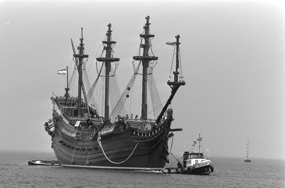 Replica van VOC-schip verscheept van Makkum naar Amsterdam de Prins Willem nab, Bestanddeelnr 933-3695