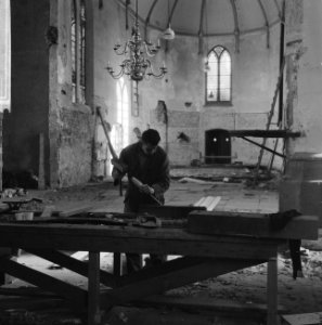 Restaurateur aan het werk in de oude dorpskerk te Voorburg, Bestanddeelnr 918-3984