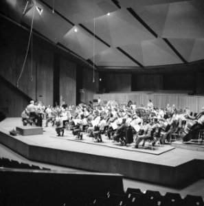 Repetitie van een orkest, vermoedelijk het Israël Philharmonic Orchestra in het , Bestanddeelnr 255-1734